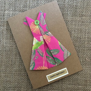 Cartão de aniversário com vestido vintage feito à mão