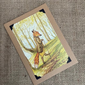 Könnte beinhalten: Eine Karte mit einer Vintage-Illustration eines Fuchses im Anzug, der einen Spazierstock in einer Waldlandschaft hält.
