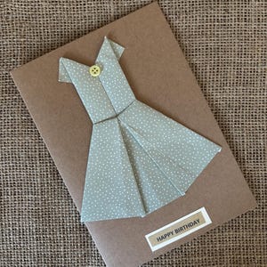 Carte d'anniversaire faite à la main avec une robe vintage