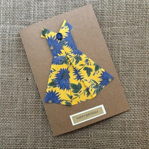 Cartão de aniversário com vestido vintage feito à mão