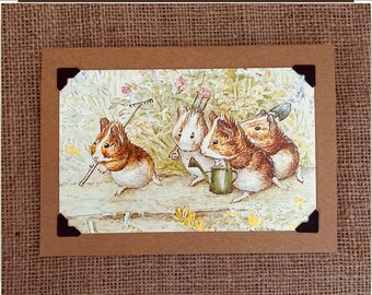 Tarjeta de felicitación de cumpleaños hecha a mano. Beatrix Potter. Jardinería con cobayas.