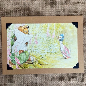 Könnte beinhalten: Ein brauner Fuchs in einer grünen Jacke und mit einer Zeitung in der Hand schaut ein blaues und weißes Entchen mit einem rosa und weißen Kleid an. Die Szene spielt in einem Garten mit grünen Blättern und rosa Blüten.