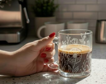 Handgraverad blommig glasmugg – Botanisk kaffekopp, Unik present till henne, Temugg i klarglas, Minimalistisk graverad dricksglas