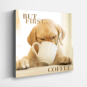 Impresión artística en lienzo con labrador amarillo "But First Coffee" / Decoración del hogar para amantes de los perros / Regalo para bebedores de café / Obra de arte para la cocina / Arte para bar en cafeterías