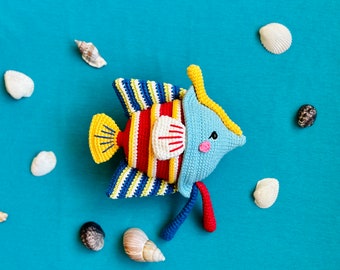 Handgefertigter Engelsfisch Beverly: Lebhaftes, aus Baumwolle gefertigtes Kinderspielzeug mit Sicherheitsaugen für eine Unterwasser-Kinderzimmerdekoration im Ozean-Stil