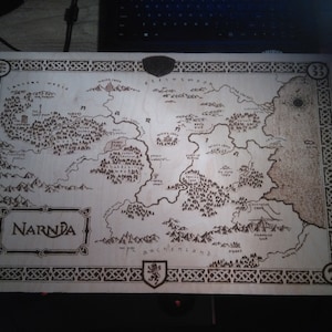 Carte de Narnia brûlée à la main. Combustion du bois, Pyrographie