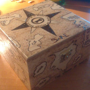 Caja de madera quemada a mano: Mapa de mundos de fantasía. Quema de madera, Pirografía