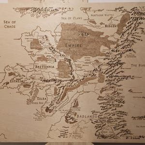 Carte du Vieux Monde gravée à la main, Warhammer. Chauffage au bois, pyrogravure