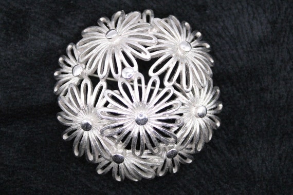 Vintage Monet  Gold and White Flower brooch - image 2