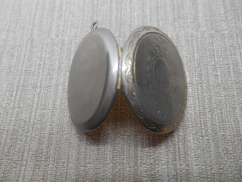 Vintage oval locket pendant USSR image 2