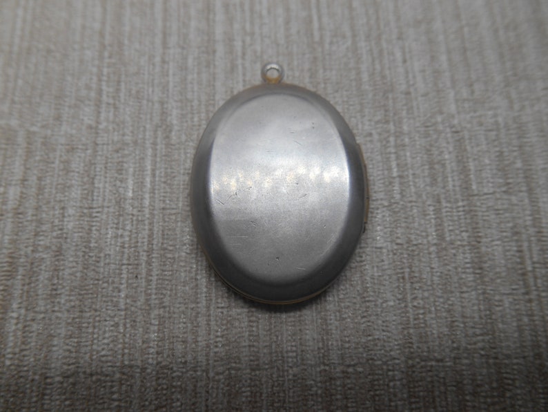 Vintage oval locket pendant USSR image 3