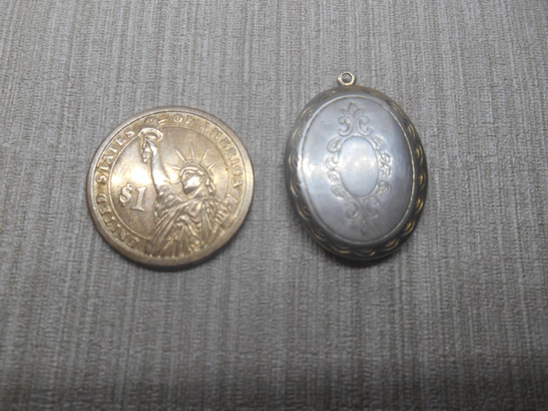 Vintage oval locket pendant USSR image 7