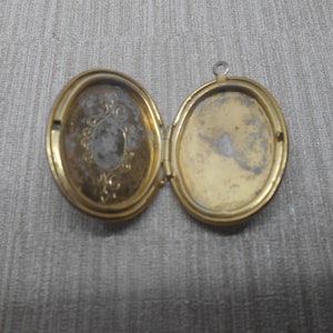 Vintage oval locket pendant USSR image 6