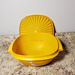 Tupperware 836 Servalier Bowl Daffodil Yellow 8 Cup With  LID Harvest Vintage--AS IS