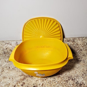 VINTAGE Yellow Tupperware Bowl with Lid 886-17