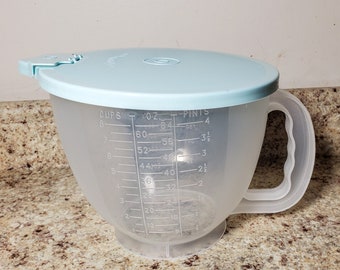 NEW TUPPERWARE #500 Mix-n-Stor 8 Cup Measuring Cup Pitcher w/ Blue Lid