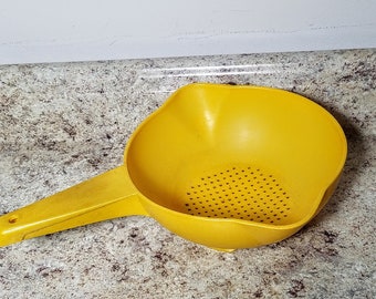 Tupperware 1 Quart Yellow Colander Strainer  2 Pour Spouts-----Next Day Shipping