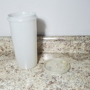 Tupperware 261 48 ounce 1.5 Qt Handolier Juice Container Pitcher Sheer Seal USA-----Next Day Shipping