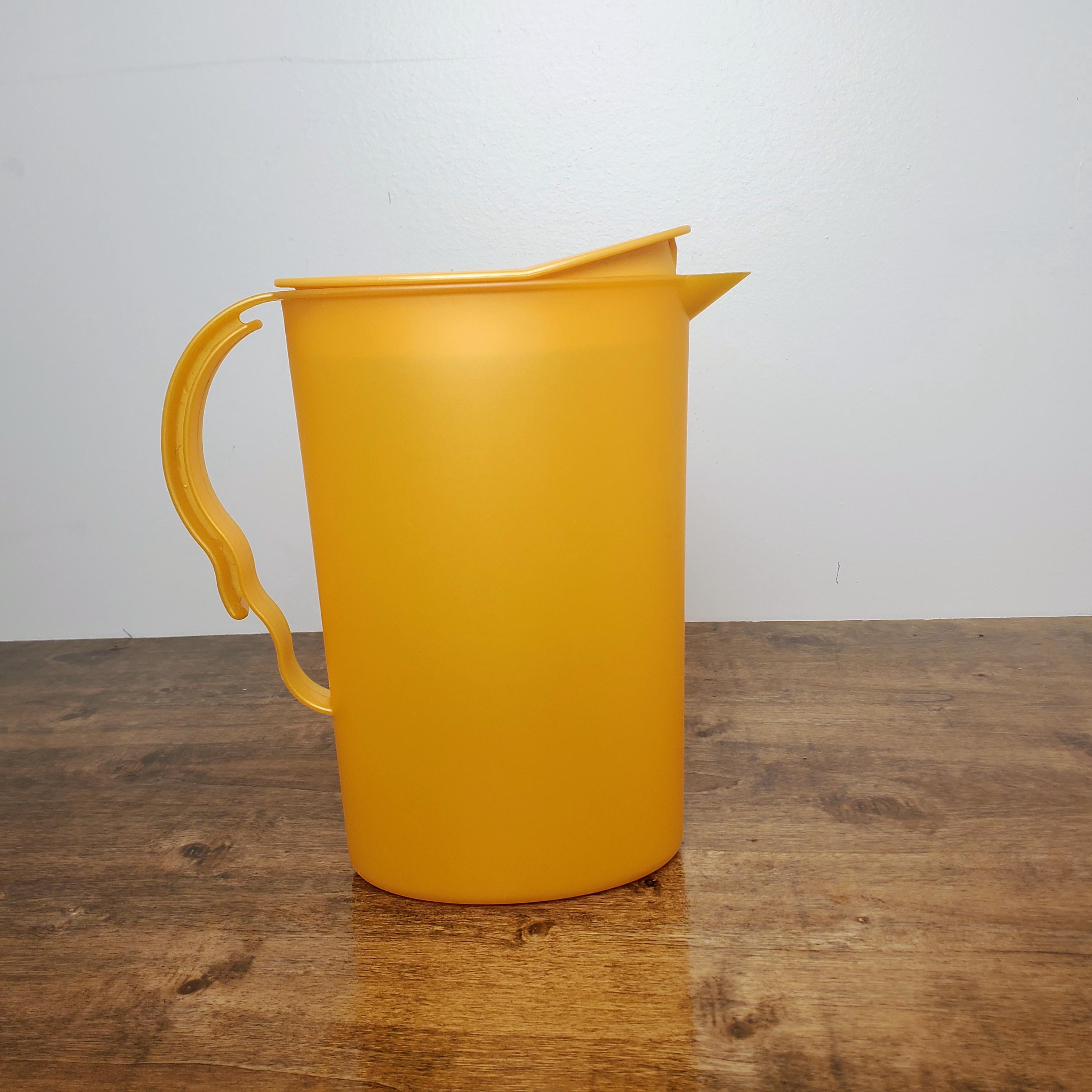 Tupperware Impressions 8 3/4 Cups Pitcher 3333 Gold Rocker Lid 2.1