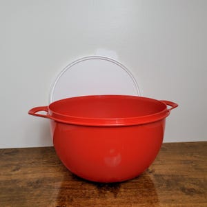 Tupperware Thatsa Mega Large 42C Storage Serving Bowl w/Lid #5377 White RED