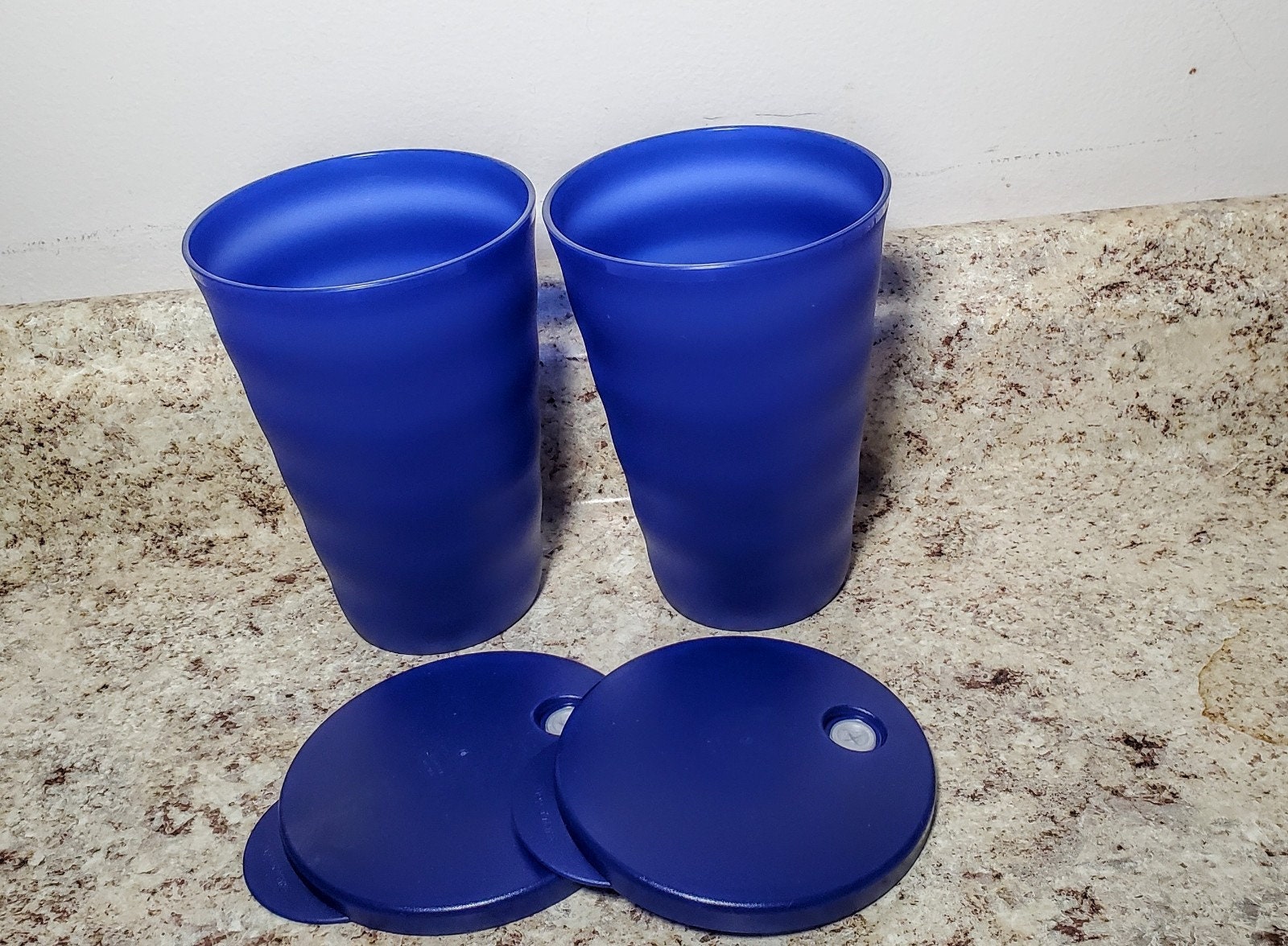 True Blue Party Cups, Disposable Cups, Drink Cups for Cocktails and Beer,  16 Ounce Capacity, Plastic, Blue, Set of 50