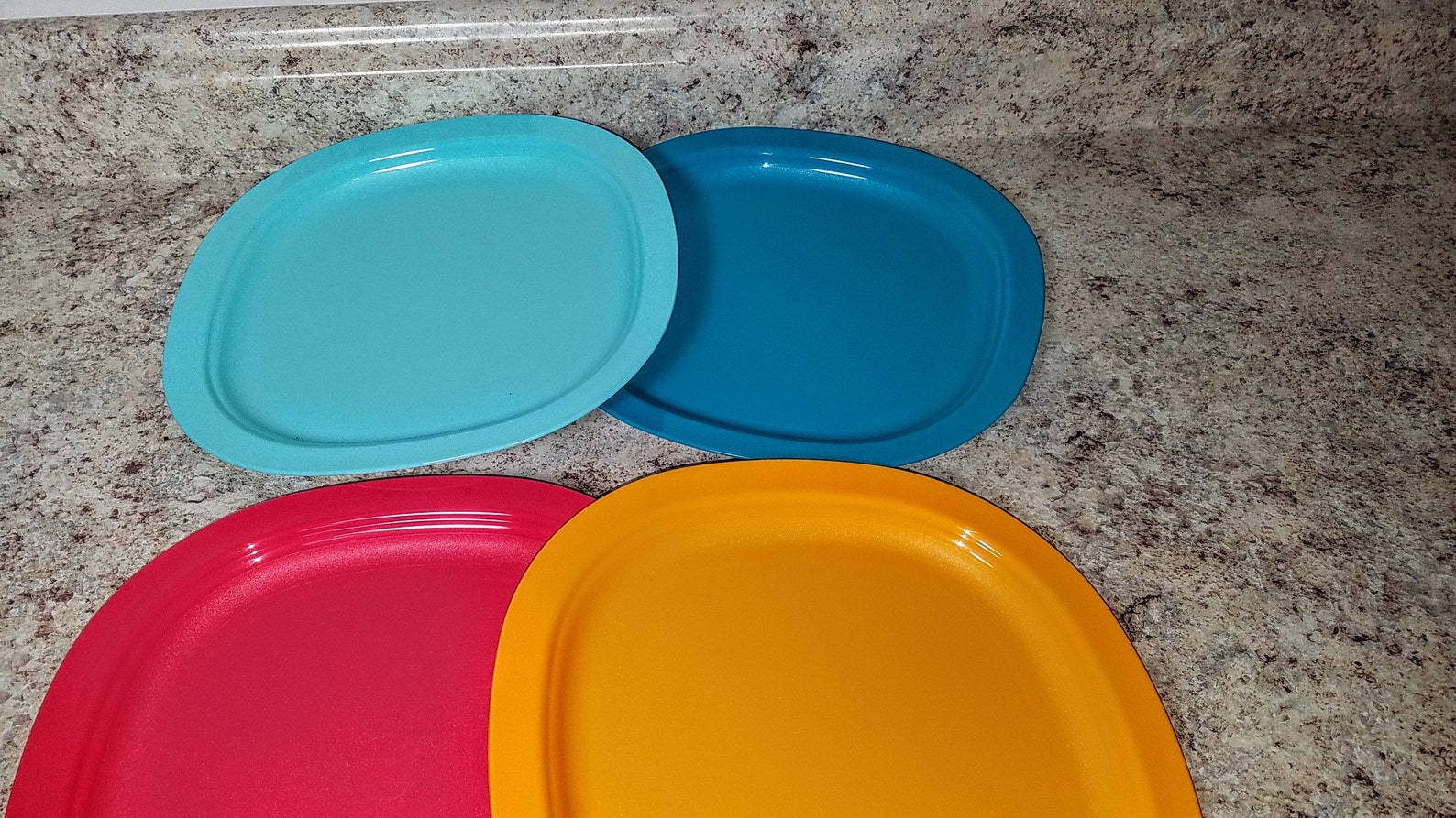 Tupperware Microwave Reheatable Dinner / Luncheon Plates 3398 Set of 4