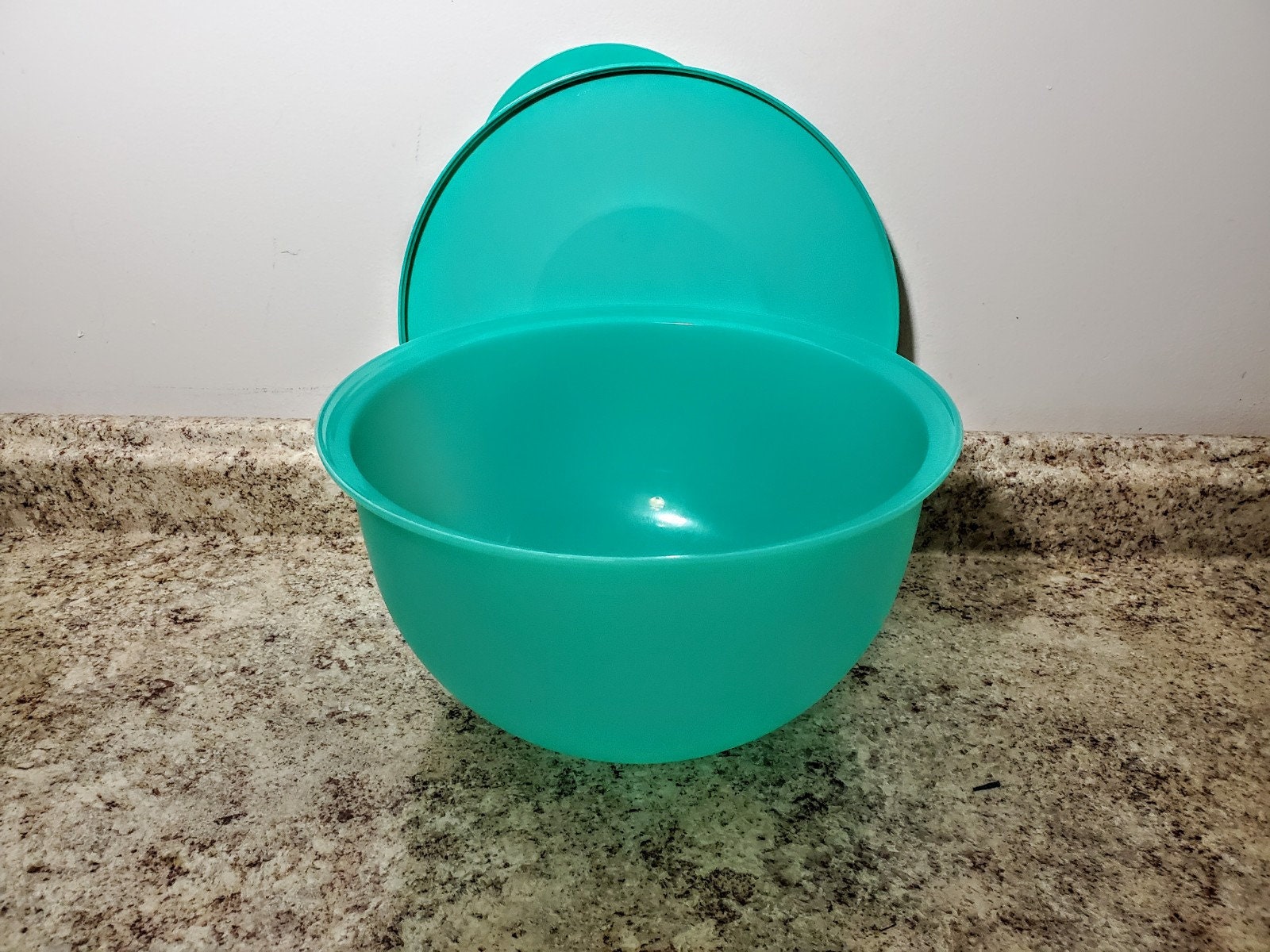 Tupperware Wonderlier Nesting Bowls Set of 3 Red Green White 12 8 and 6 Cup  : Home & Kitchen 