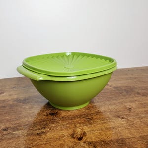 Tupperware 9&quot; Servalier Bowl w/ Lid Avocado Green Square #858 12 cup Bowl Brand NEW