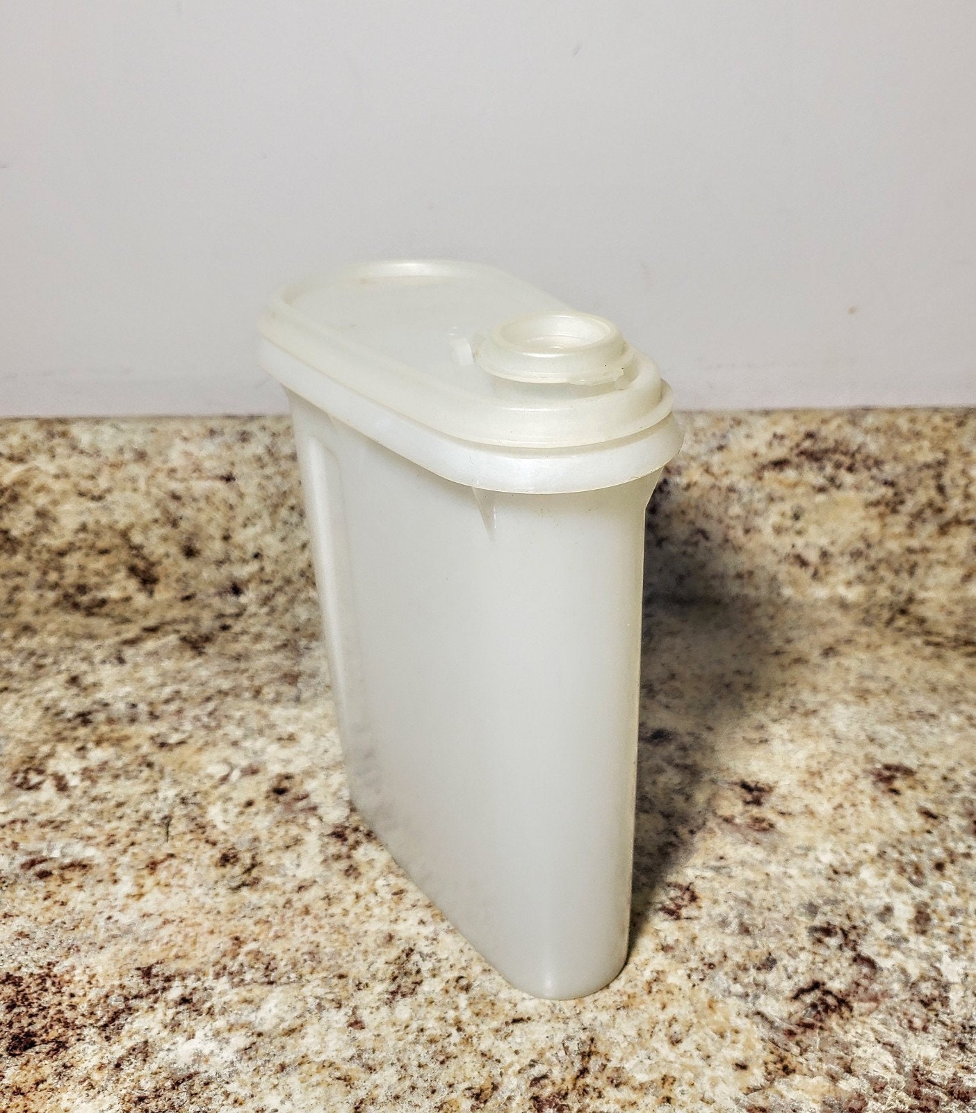 Tupperware 7737A-7 Dressing Shaker 15 Oz Container With Pour Spout