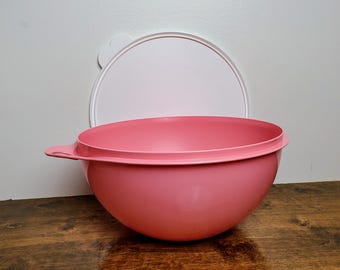 New Tupperware Thatsa Bowl # 2539 Fix N Mix 32 Cup Pink With