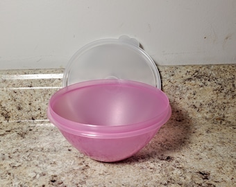 Tupperware Wonderlier Bowl # 233 with Seal #238 Round 2 cups-----Next Day Shipping