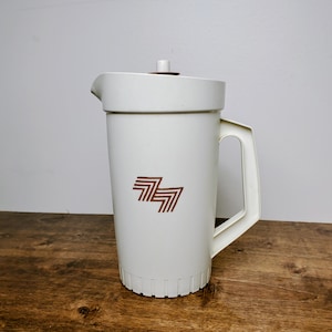 Vintage Tupperware 800 Pitcher Almond 2 Qt Brown Push-Button Lid