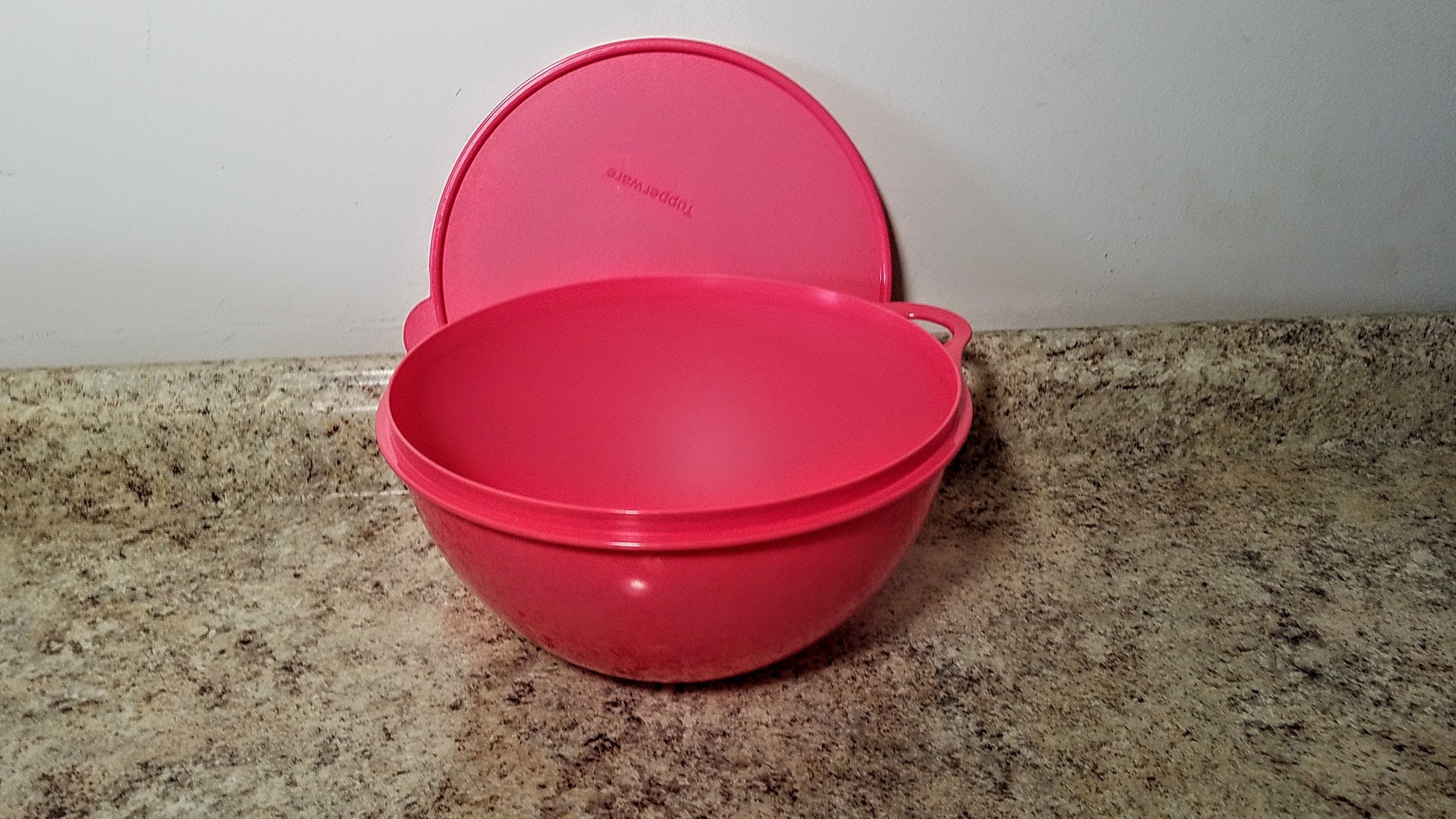 Tupperware Thatsa Bowl 32 Cup White Bowl #2539 With Red Seal #2540