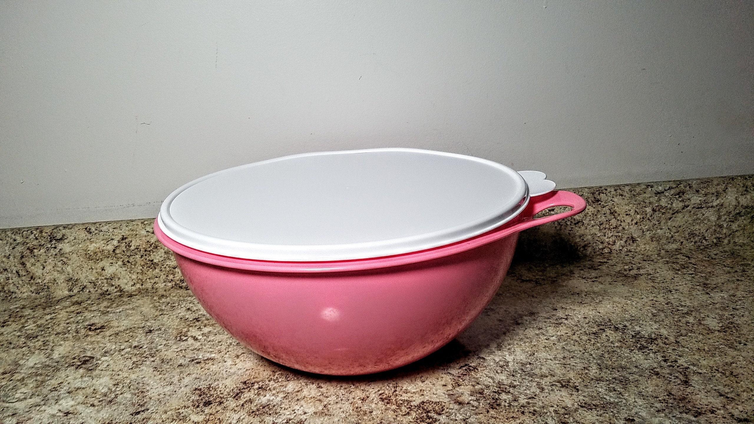 Tupperware Super Large White 32 Cup Thatsa Bowl Container W/Pink Lid