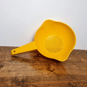 Vintage Tupperware #1200 Yellow 1 Quart Strainer with Handle