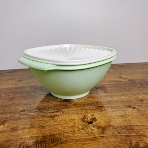 Tupperware 9&quot; Servalier Mint green with White  Lid Square #858 12 cup Bowl Brand NEW