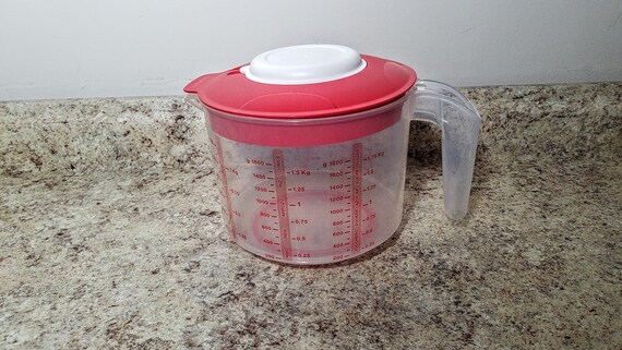 Tupperware Measuring Pitcher w/ Strainer 8 Cups Sheer w/ Red Seal Blue New 