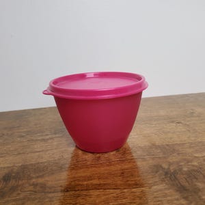 Nouveau bol pour réfrigérateur Tupperware 14 oz rose framboise avec couvercle assorti 148 deniers
