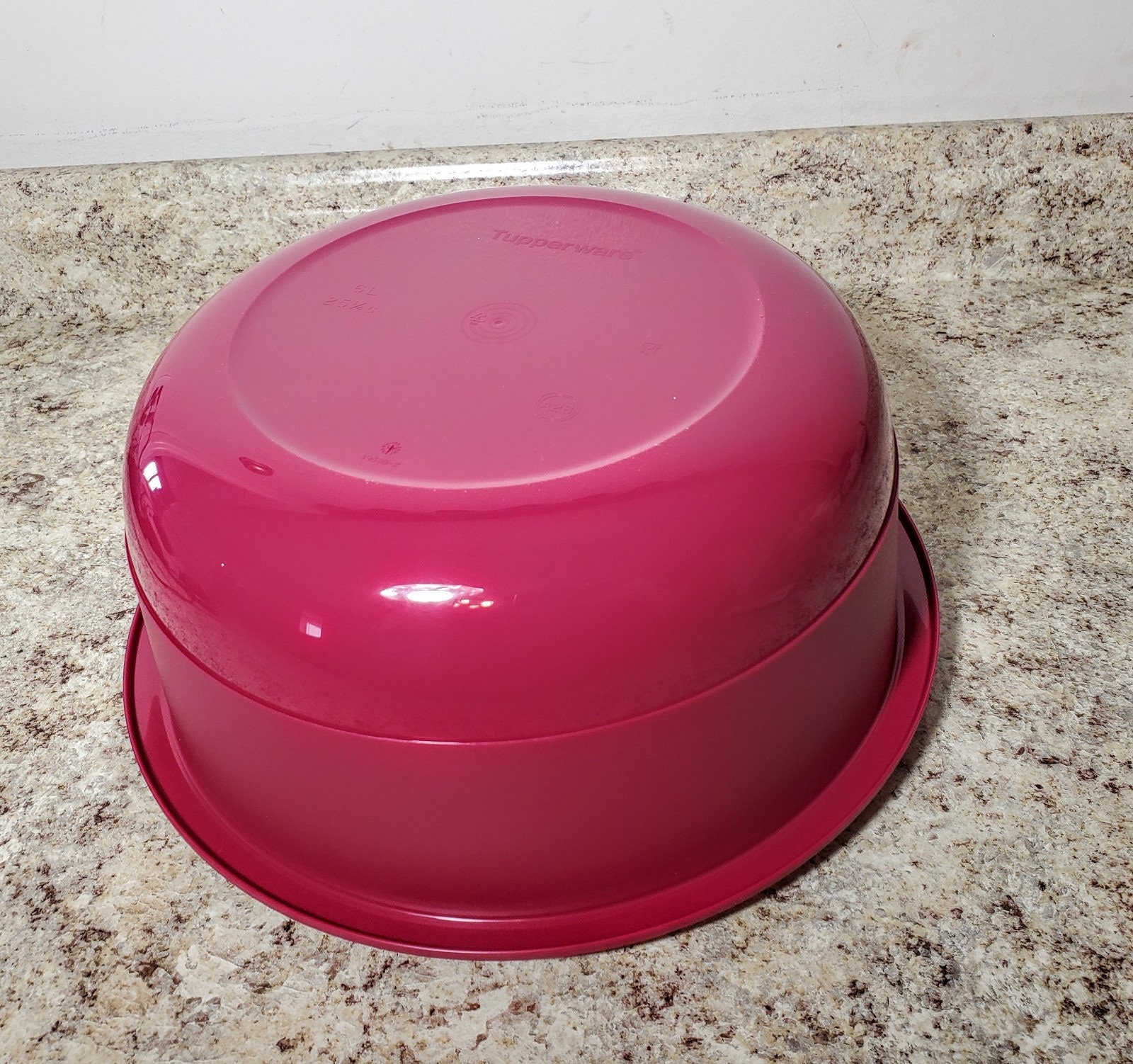 Tupperware 4 Qt. LARGE Bowl 1834 With Domed Lid 1865 Fuchsia for Sale in  San Jose, CA - OfferUp