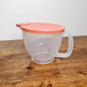 NEW TUPPERWARE Mix N Store 4 Cup 1 Qt Measuring Bowl with Flamingo Pink Snap Pour Lid 1288