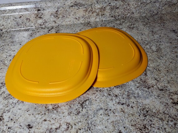 Microwavable plates with lids top
