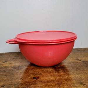 Tupperware 1 Gallon Flamingo Pink Thatsa Mixing Storage Bowl #7438B-1 w/ Lid