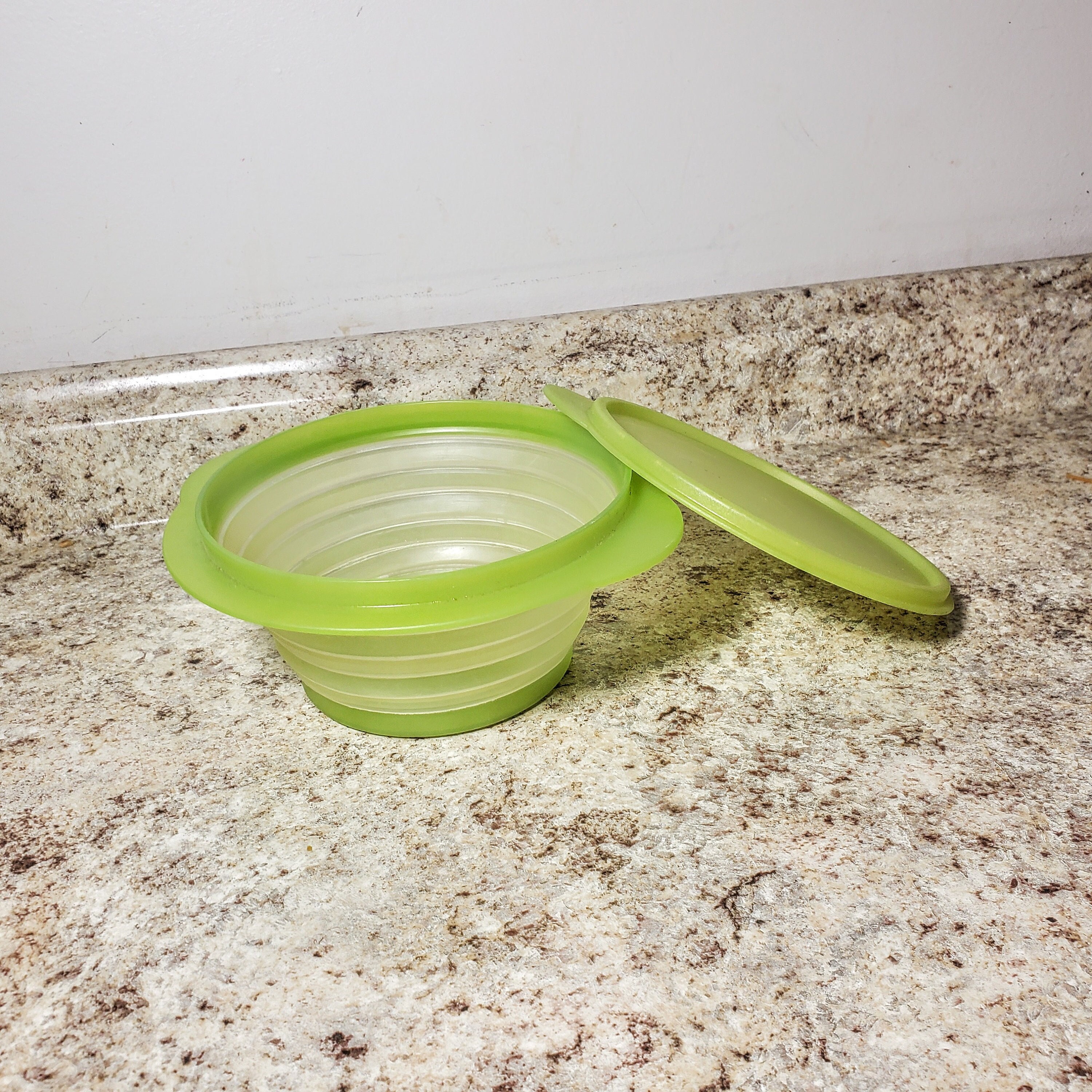 Tupperware 5452A Expandable Collapsible Bowl Container & Lid Lime