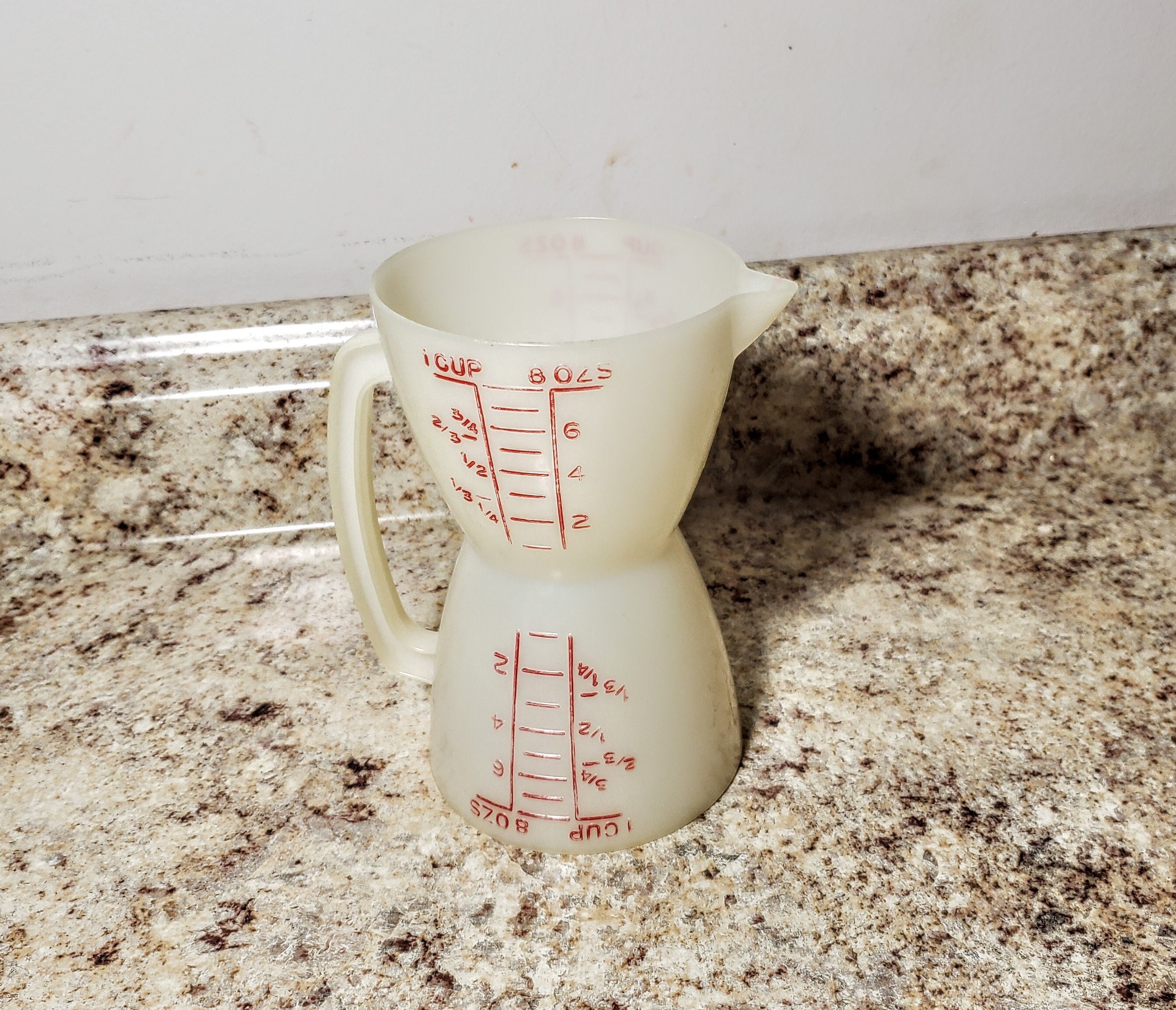 Vintage Tupperware 6 cup 2 Quart Plastic Measuring Cup With Lid