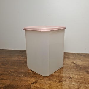 TUPPERWARE Modular Mates #1622 Container 23 Cups W Pink Seal