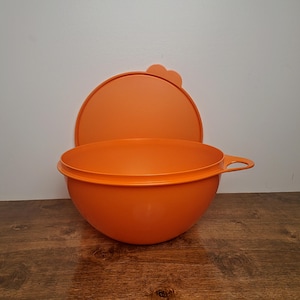 Tupperware 19 Cup Thatsa Mixing Storage Bowl #7438 Orange with Lid