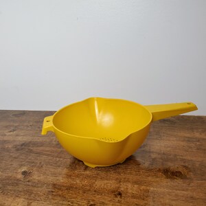Tupperware Yellow 2 qt Double Spout Strainer Colander 1523 Large Kitchen Utensil