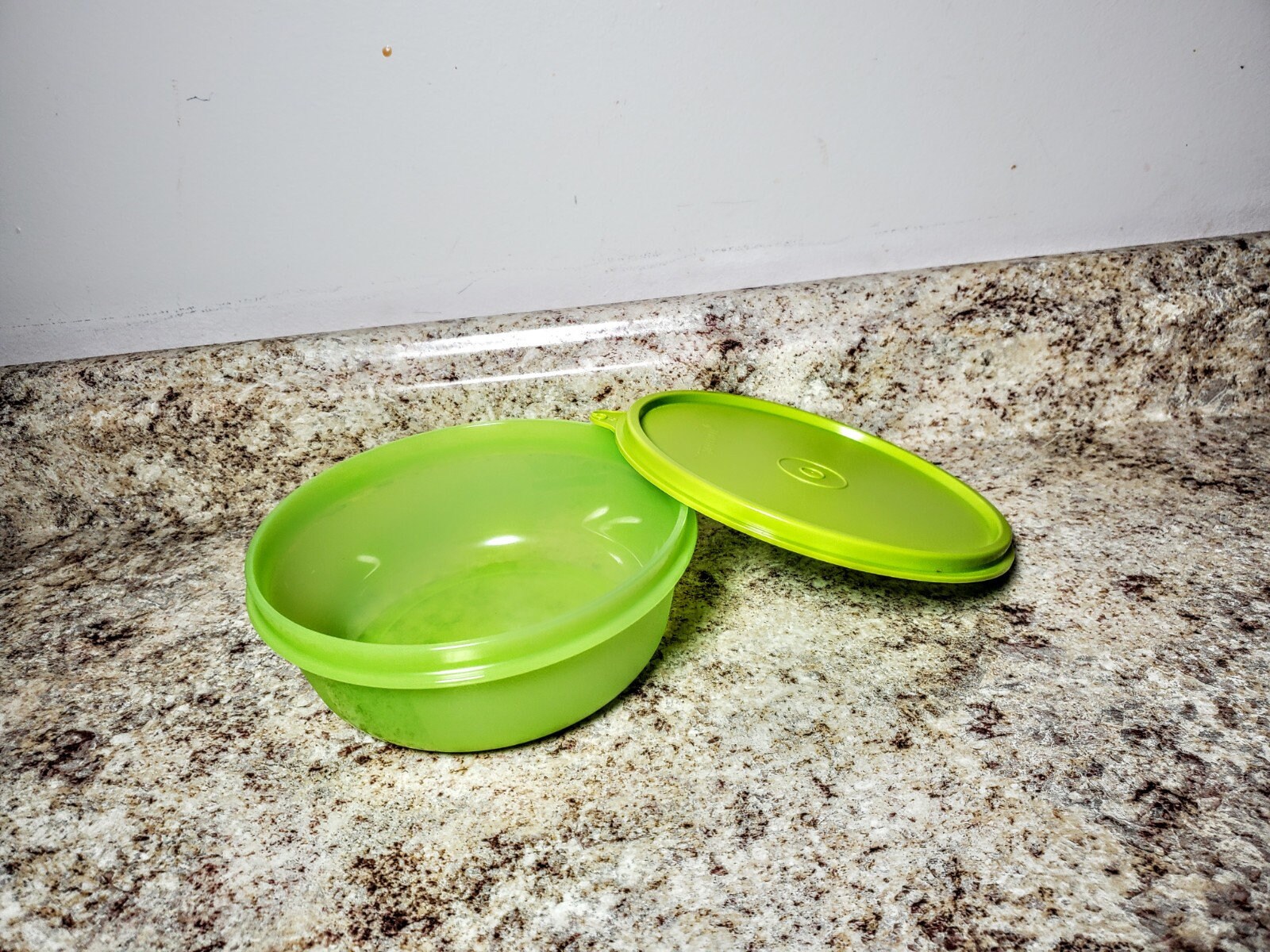 Tupperware containers, bowls and more - McLaughlin Auctioneers