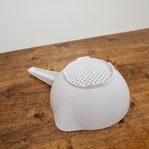 Tupperware Small Strainer Colander with Handle #10417 White 1 Quart