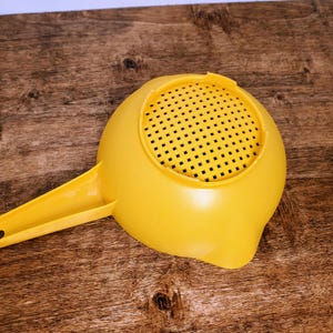 Vintage Tupperware Yellow 1 Quart Colander Strainer Handle #1200----Next day shipping